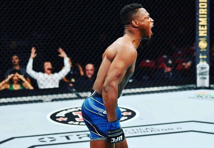 Knokautoval súpera za 7 sekúnd, no zranil sa pri oslave